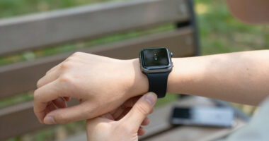 Una GPS Smart Watch – Repairable, USB-C Charging, Developer-friendly